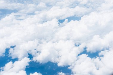 Güzel bir manzara üzerinden bir uçak bulutların üstünde