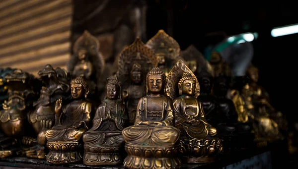 Estatuas de Buda y una tienda de recuerdos en Asia — Foto de Stock