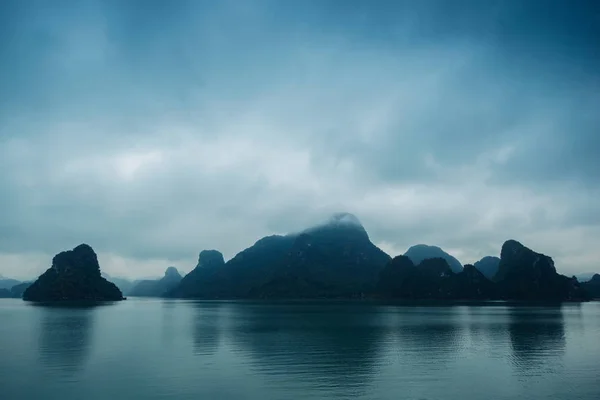 Lungo la baia, paesaggio misterioso — Foto Stock