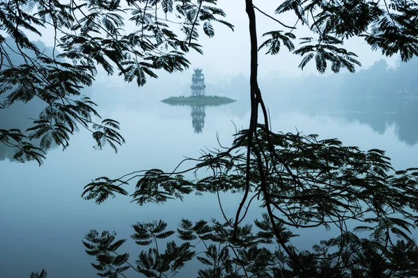 Jezero v centru Hanoi ve Vietnamu — Stock fotografie