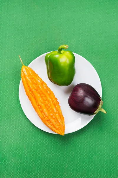 Legumes frescos, sobre um fundo brilhante — Fotografia de Stock