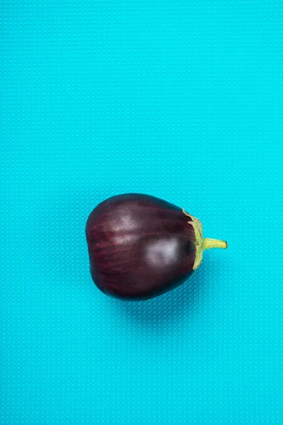 Aubergine op een blauwe achtergrond, alles zo mooi en smakelijk — Stockfoto