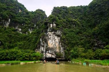Ninh Binh, popüler turistik yol nehir boyunca