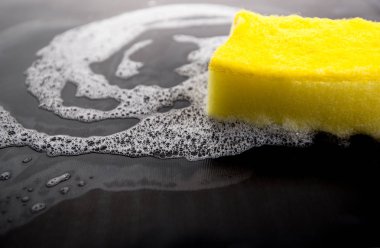 Bir bez ile yüzey ve deterjan köpüğü ile yıkayın