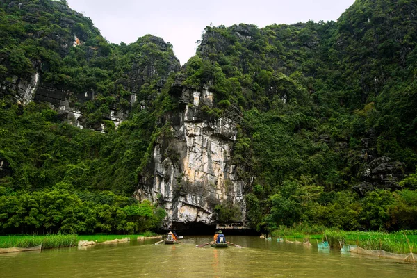 Ninh binh, eine beliebte Touristenroute entlang des Flusses — Stockfoto