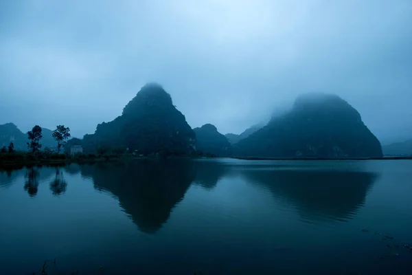 Landschap van de natuur met een weerspiegeling van de heuvels in de Aziatische — Stockfoto