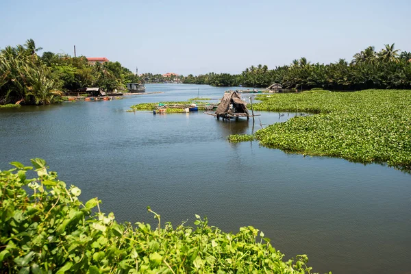 Casa de pescadores e água em Ásia, Vietnã — Fotografia de Stock