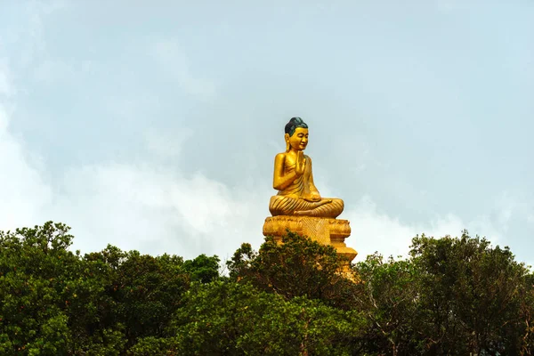 Estátua de buda dourada — Fotografia de Stock