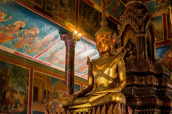 Buddha statue Inside the pagoda of Wat Phnom, — Stock Photo, Image