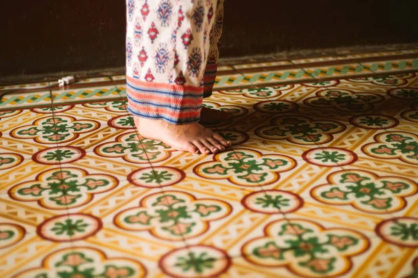 Bare feet on the tile in the temple — Stock Photo, Image