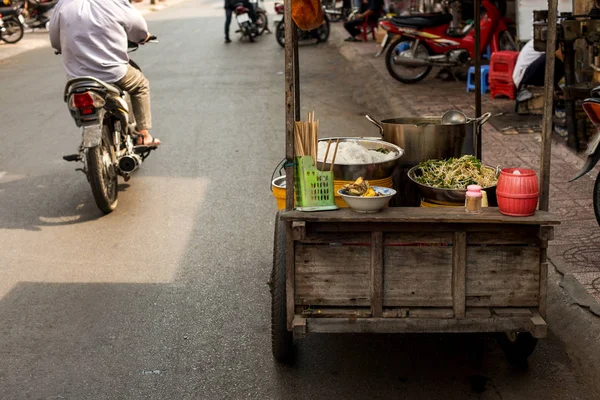 Уличная еда, повозка с едой на дороге — стоковое фото