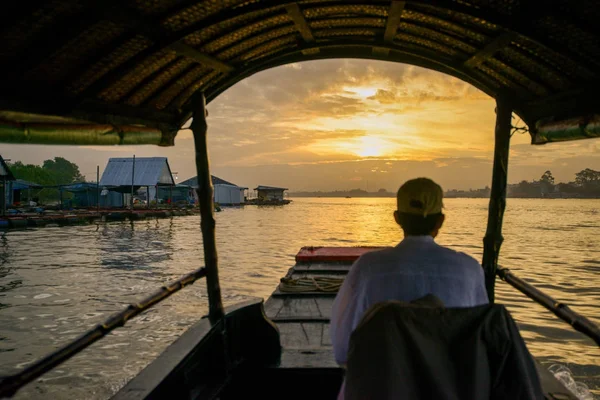 Şafakta Mekong Delta Vietnam üzerinde tekne ile geziler
