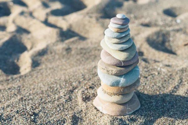 Pila de piedras zen cerca del mar —  Fotos de Stock