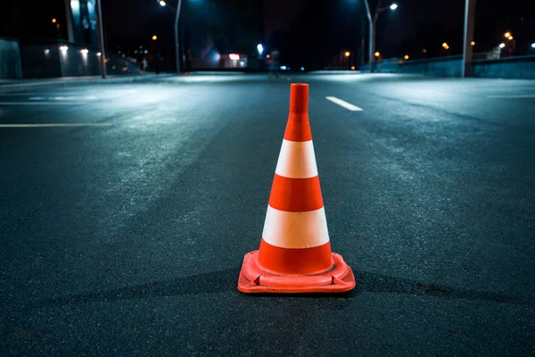 Cone de estrada sob iluminação noturna — Fotografia de Stock