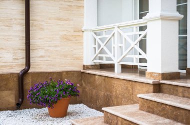 Özel bir evin mimarisi, doğal taşın elementleri, deco