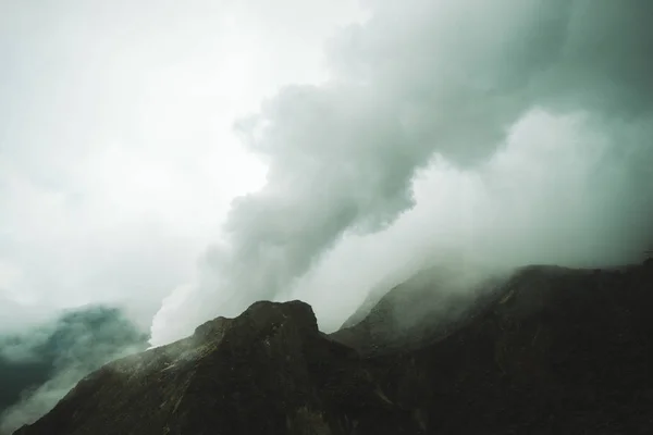 Éruption de vapeur de volcan en Indonésie — Photo