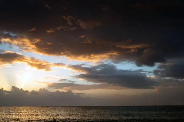 Mar y nubes al atardecer paisaje —  Fotos de Stock