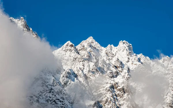 Peaks of high mountains — Stock Photo, Image