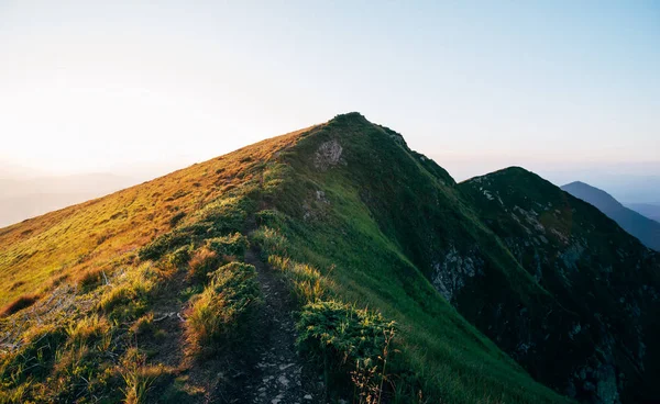 Trekking en montagne, paysage et randonnée — Photo