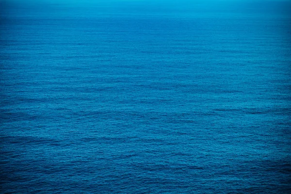 Diepblauw wateroppervlak — Stockfoto