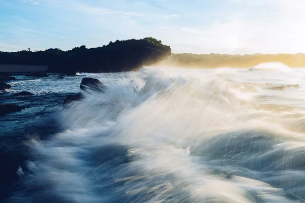 Абстрактные океанские волны на восходе солнца — стоковое фото