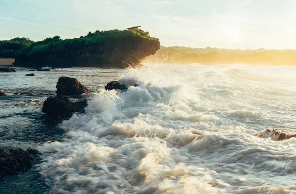 太陽の暖かい海の波 — ストック写真