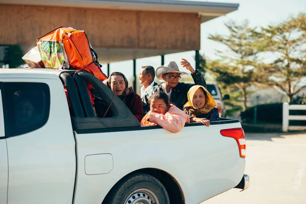 Mensen in een auto lichaam verplaatsen in een pick-up truck — Stockfoto