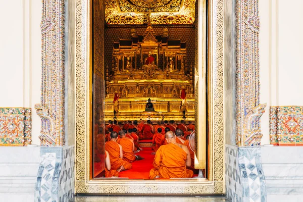 Buddhist monks pray in one of the temples of Bangkok, Thailand — Stock Photo, Image