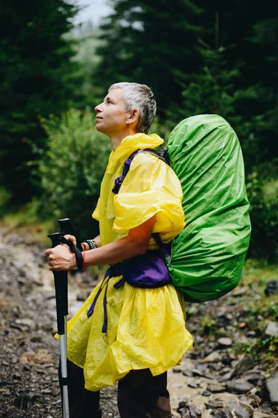 Wandelen Een Pad Bergen Regen Een Vrouw Een Regenjas — Stockfoto