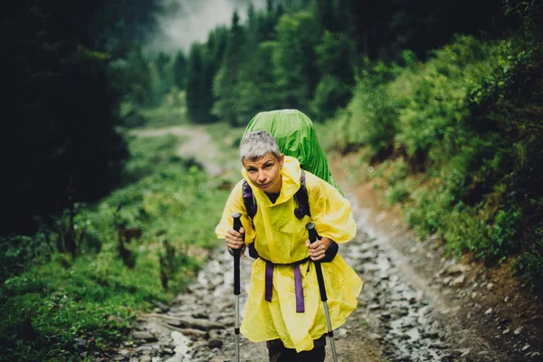 Trekking Montagna Uomo Con Zaino — Foto Stock