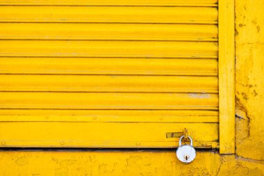 Coronavirüs salgınıyla ilgili olarak kapalı dükkan pencereleri