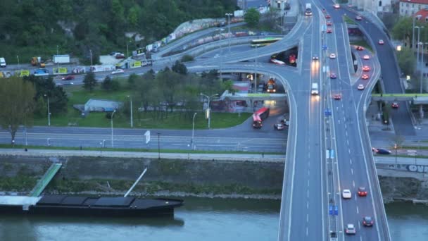 Bratislava, Slovensko - 22. července 2013: Automobilové dopravy ve městě večer na mostě přes Dunaj