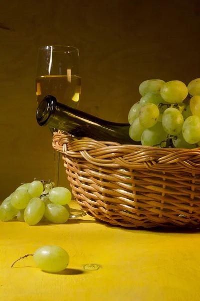 Vin blanc dans un verre et raisins — Photo