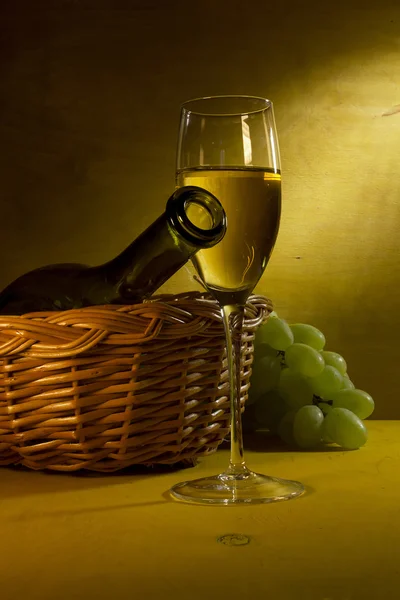 Vino bianco in un bicchiere e chicchi d'uva — Foto Stock