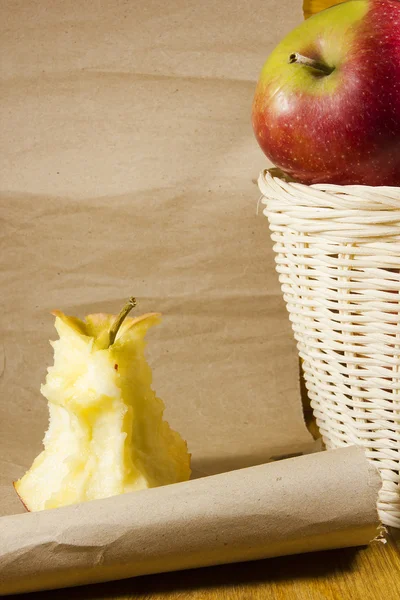 Az Apple core és egy kosár, almával — Stock Fotó
