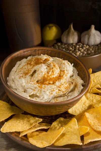 Hummus egy cserép edényt, és a fokhagyma — Stock Fotó