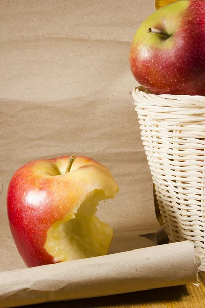 Núcleo de maçã e uma cesta com maçãs — Fotografia de Stock
