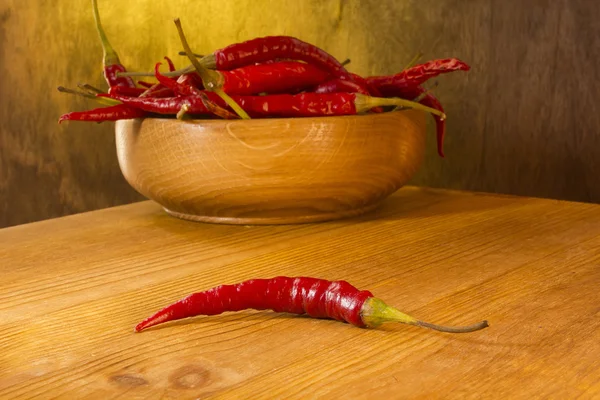 Chili i träplatta — Stockfoto