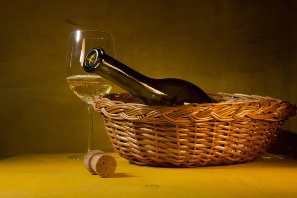 Пляшка білого вина — стокове фото