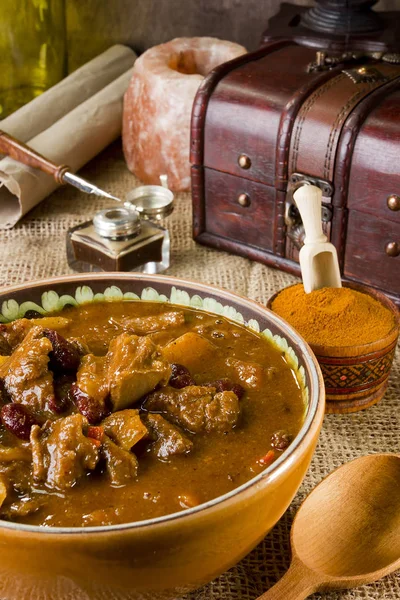 Zuppa tradizionale ungherese di gulasch caldo fatto in casa — Foto Stock