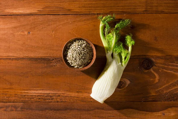 Fresh root and fennel seeds — Stock Photo, Image