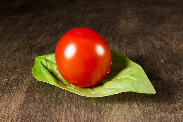 Tomaten und Basilikum — Stockfoto