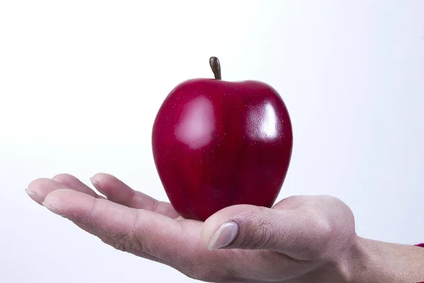 Brazo y mano sosteniendo una manzana —  Fotos de Stock