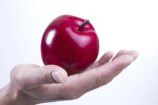 Brazo y mano sosteniendo una manzana —  Fotos de Stock