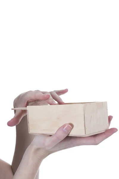 Mãos caixa de abertura — Fotografia de Stock