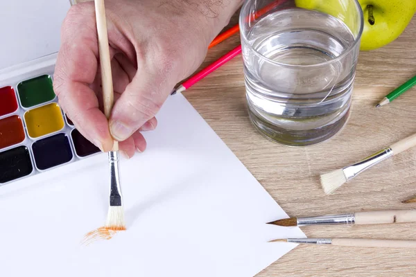 Sanatçının el iş yerinde, boyalar, fırçalar ve kalemleri — Stok fotoğraf
