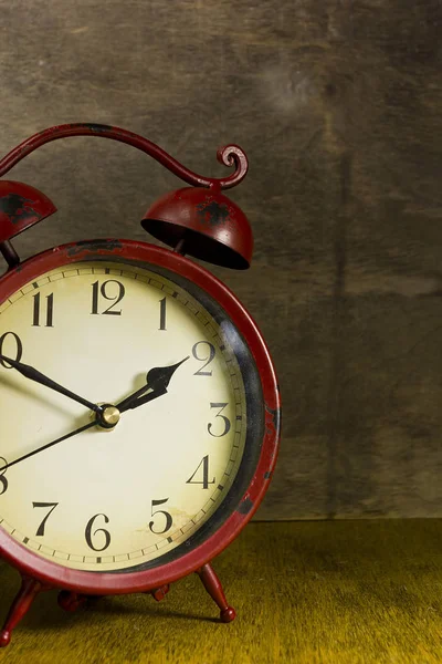 오래 된 빨간 알람 시계 — 스톡 사진