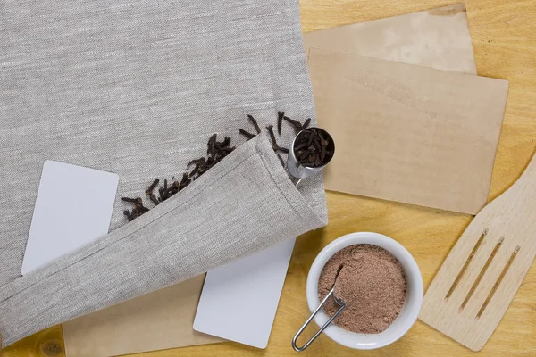 Chiodi di garofano interi e macinati — Foto Stock