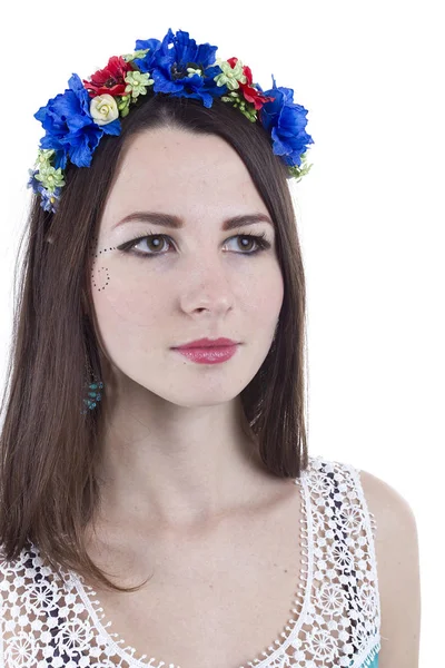 Retrato de uma menina em uma coroa de flores — Fotografia de Stock