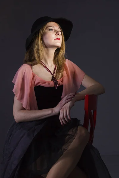 Retrato de una joven con sombrero — Foto de Stock